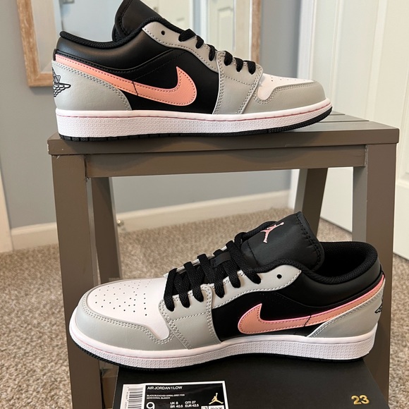 Air Jordan 1 Low - Picture 2 of 8